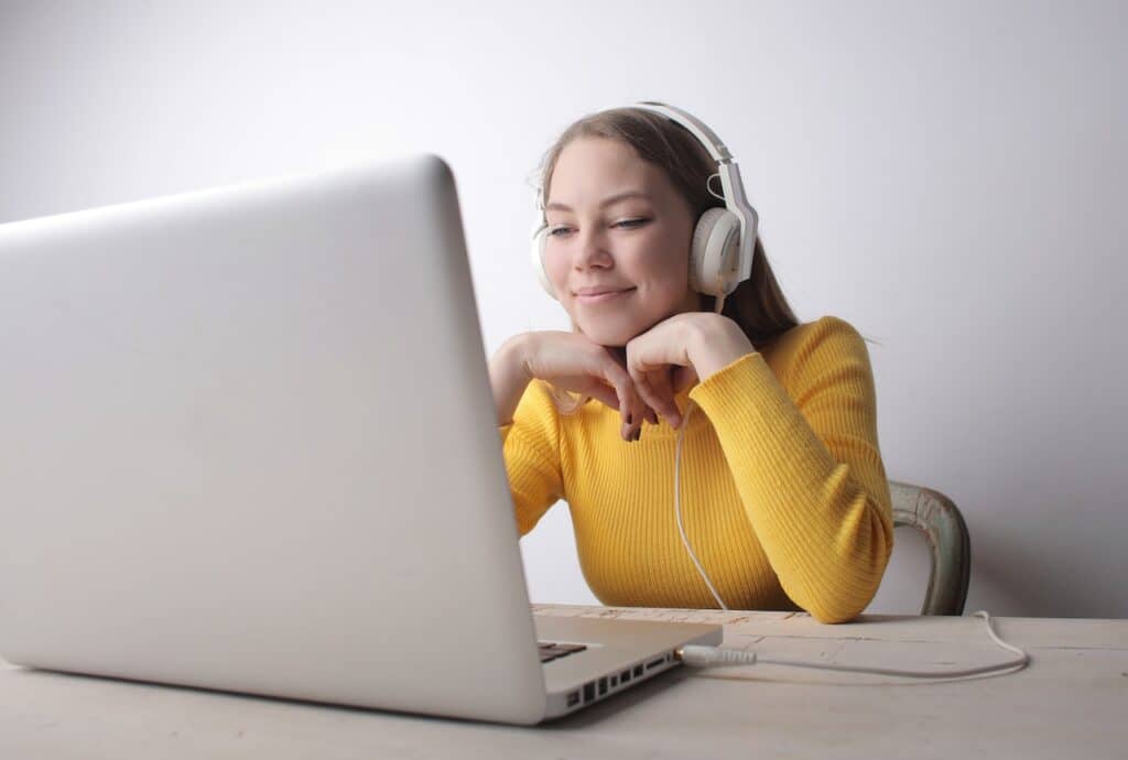 girl in front of laptop and with headphones on