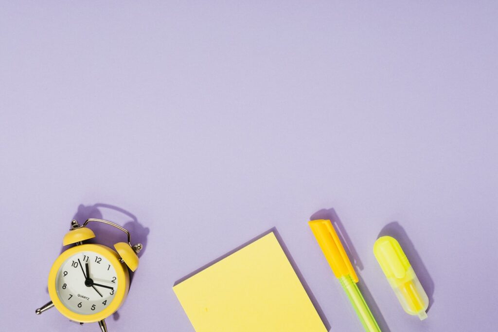 Clock, highlighters and post-it