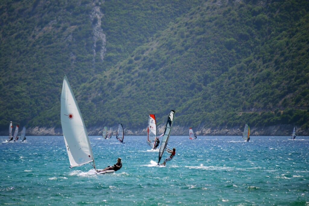 windsurfing by the mountains