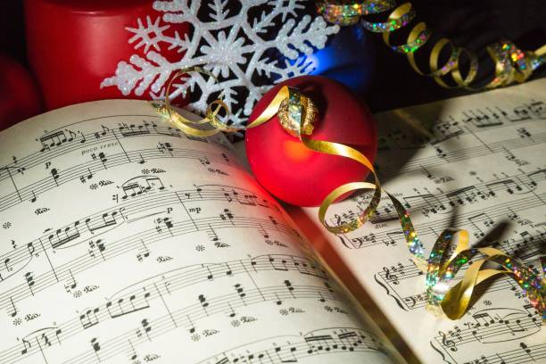 Những bản nhạc Giáng sinh Pháp – không có gì tuyệt vời hơn khi thưởng thức những giai điệu Giáng sinh của Pháp cùng với hình ảnh đẹp mắt. Những bài hát tuyệt vời sẽ mang đến cho bạn không khí lễ hội đầy sắc màu.