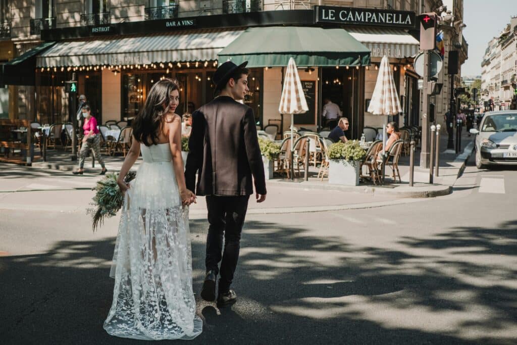 wedding-couple-on-paris-street