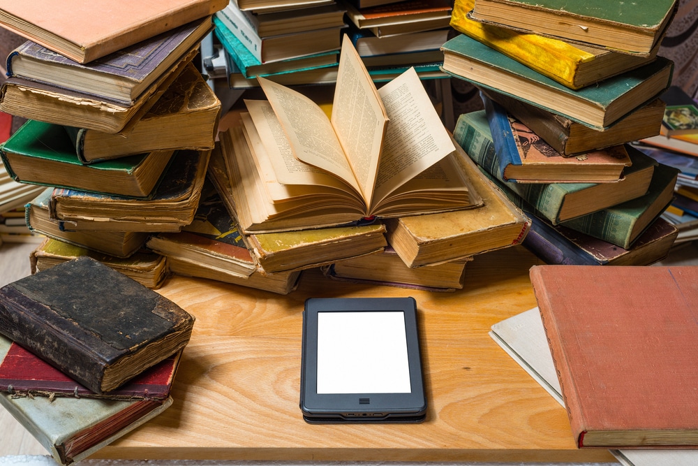 ebook-ereader-and-old-paper-books-together-on-a-table