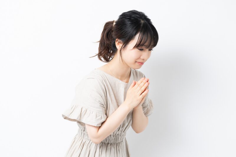 japanese girl bowing her head and apologizing