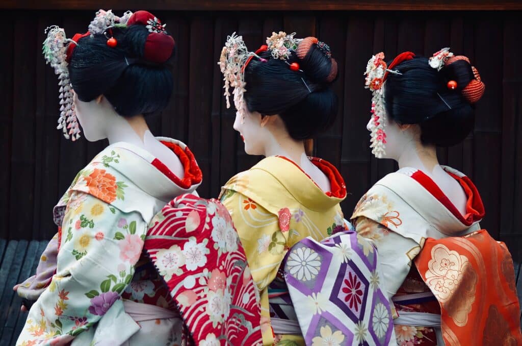 three-geishas-dressed-in-kimonos