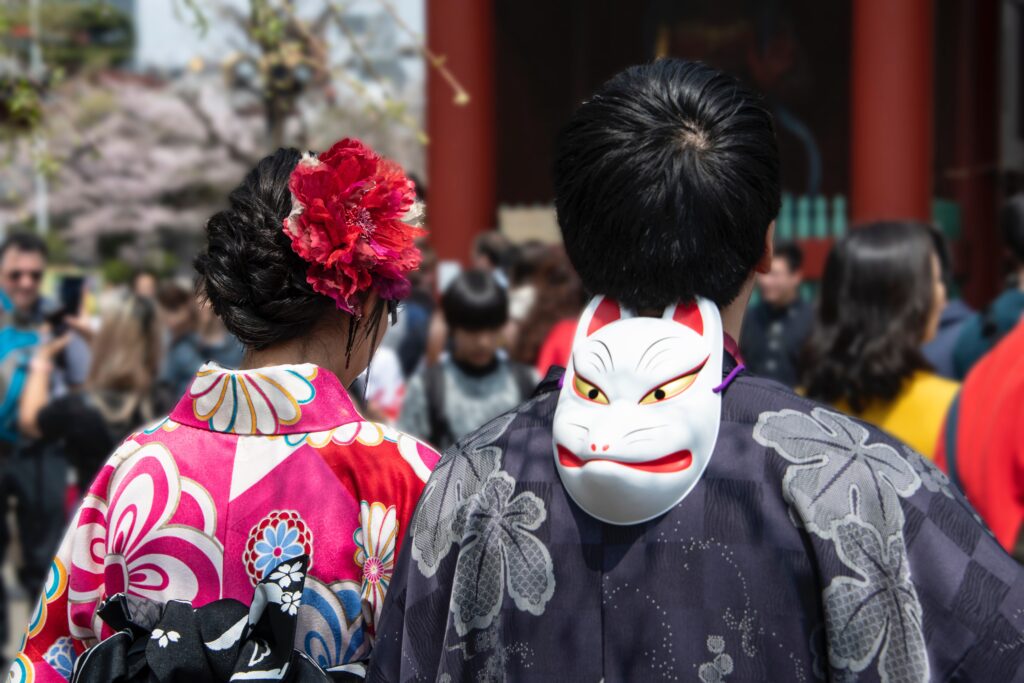couple-in-kimonos-with-with-a-mask