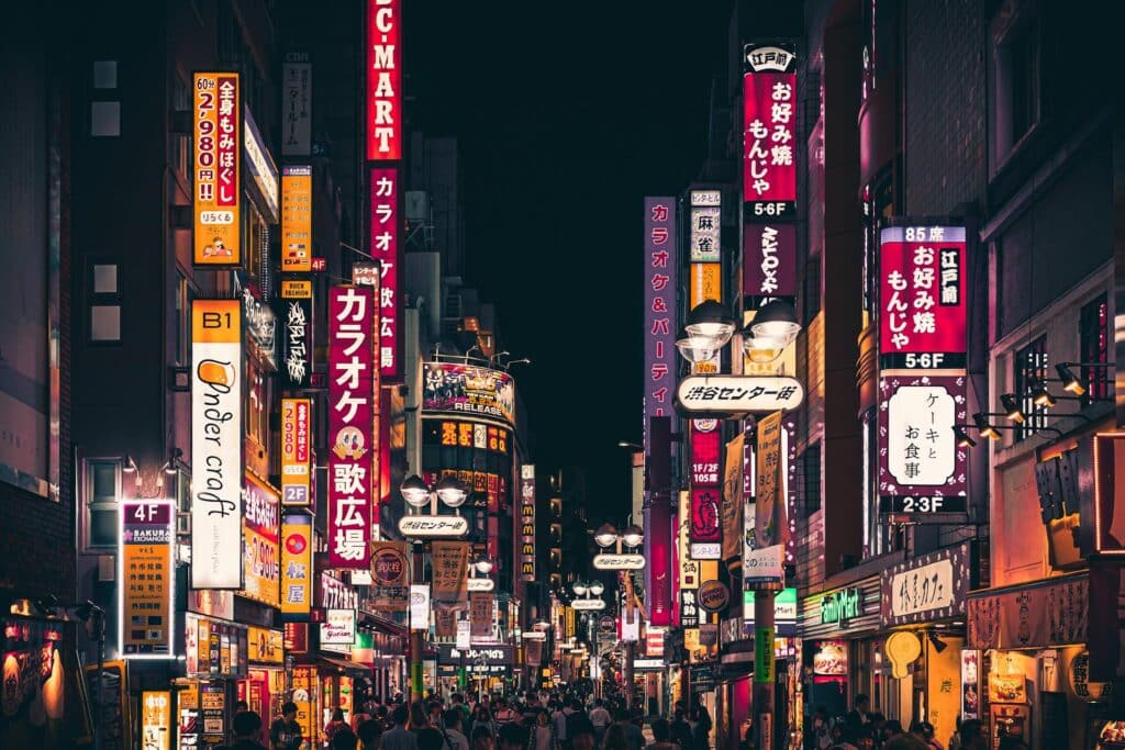 colorful-nightlife-in-the-streets-of-tokyo