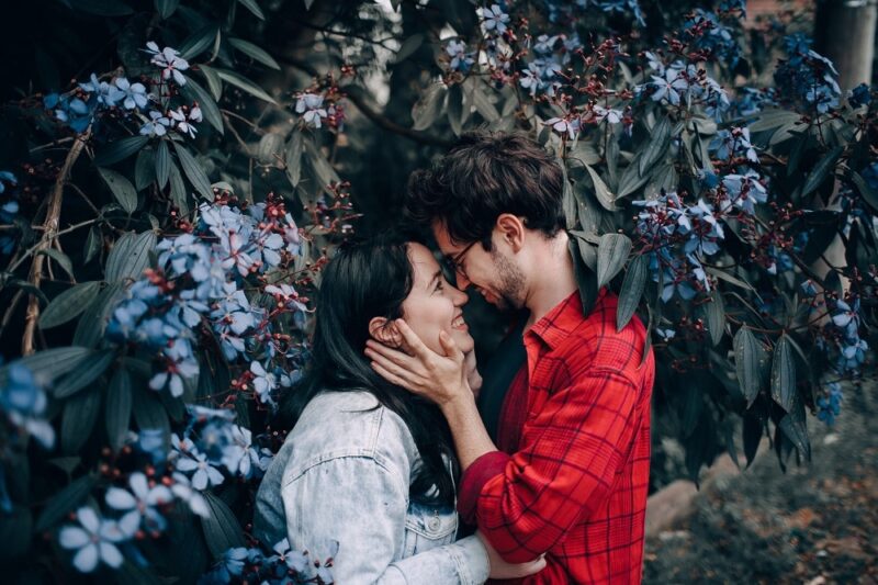 romantic-couple-in-a-flower-bush-smiling