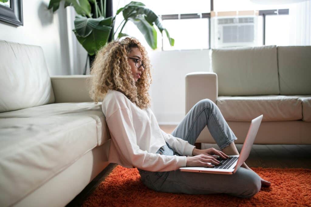 young-woman-on-laptop
