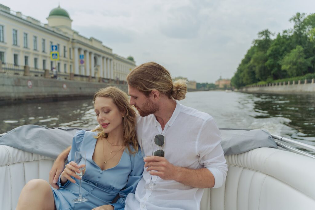 couple-in-boat-on-neva-river-in-Russia