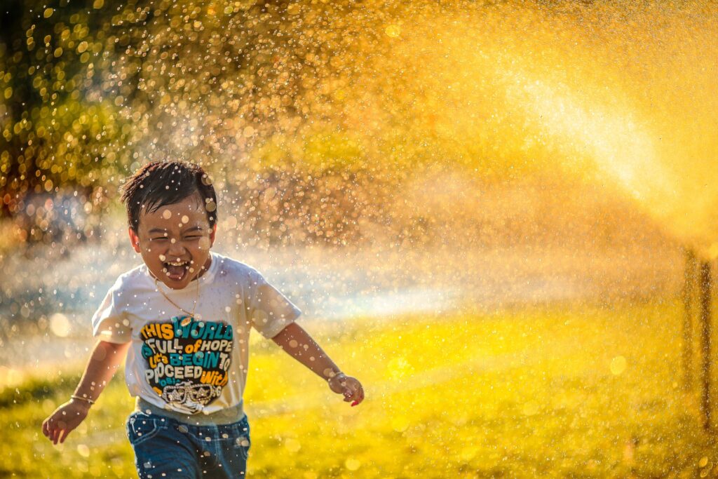 spanish quotes about life child running and being happy
