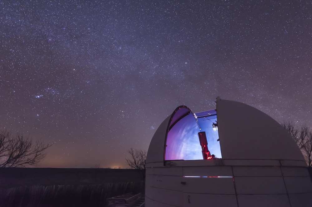 telescope-under-starry-sky