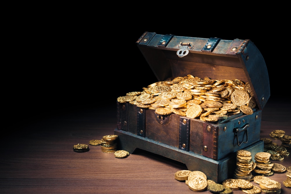 Open-treasure-chest-filled-with-gold-coins